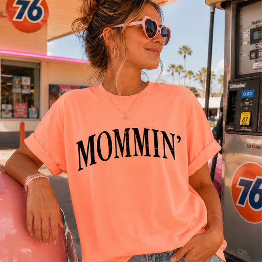 Mommin’ Comfort Color Graphic Tee