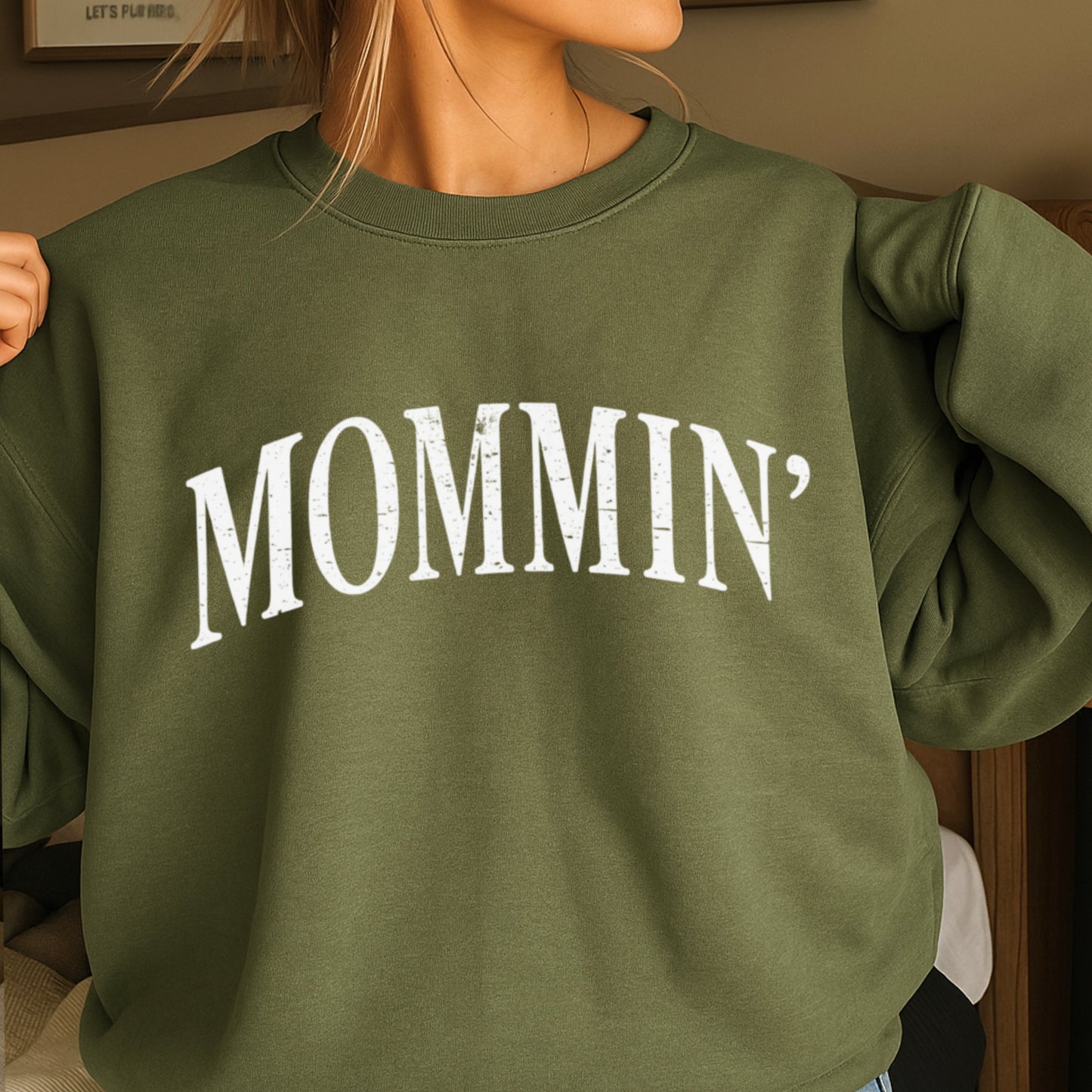Mommin’ Crewneck Sweatshirt