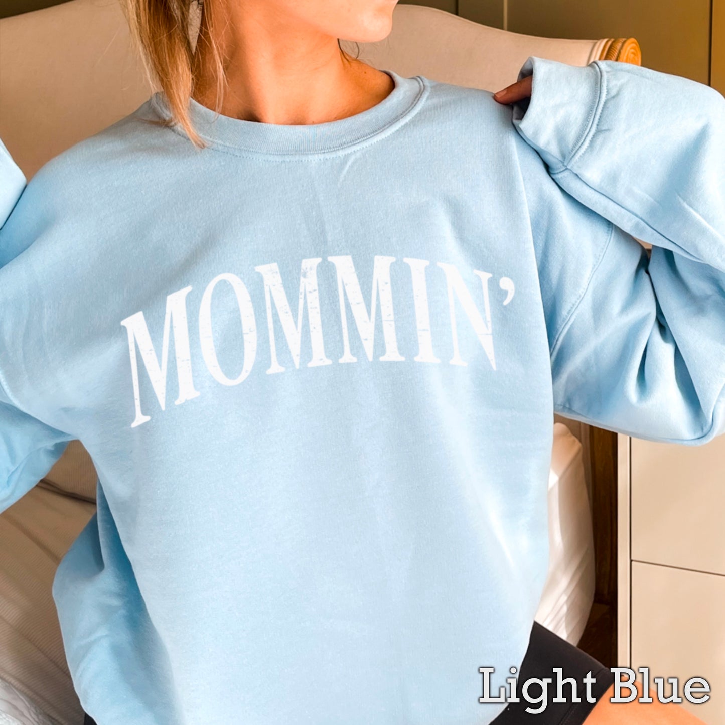 Mommin’ Crewneck Sweatshirt