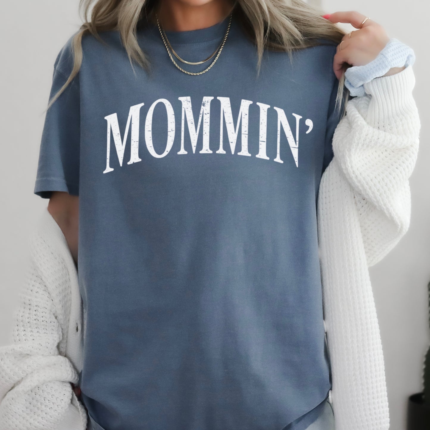 Mommin’ Comfort Color Graphic Tee