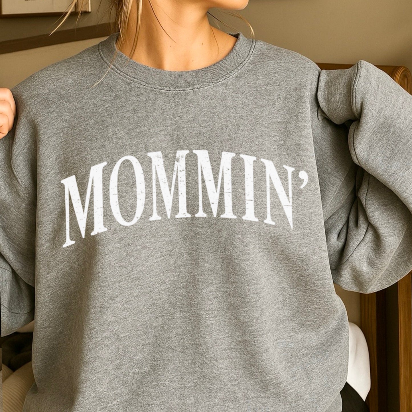Mommin’ Crewneck Sweatshirt