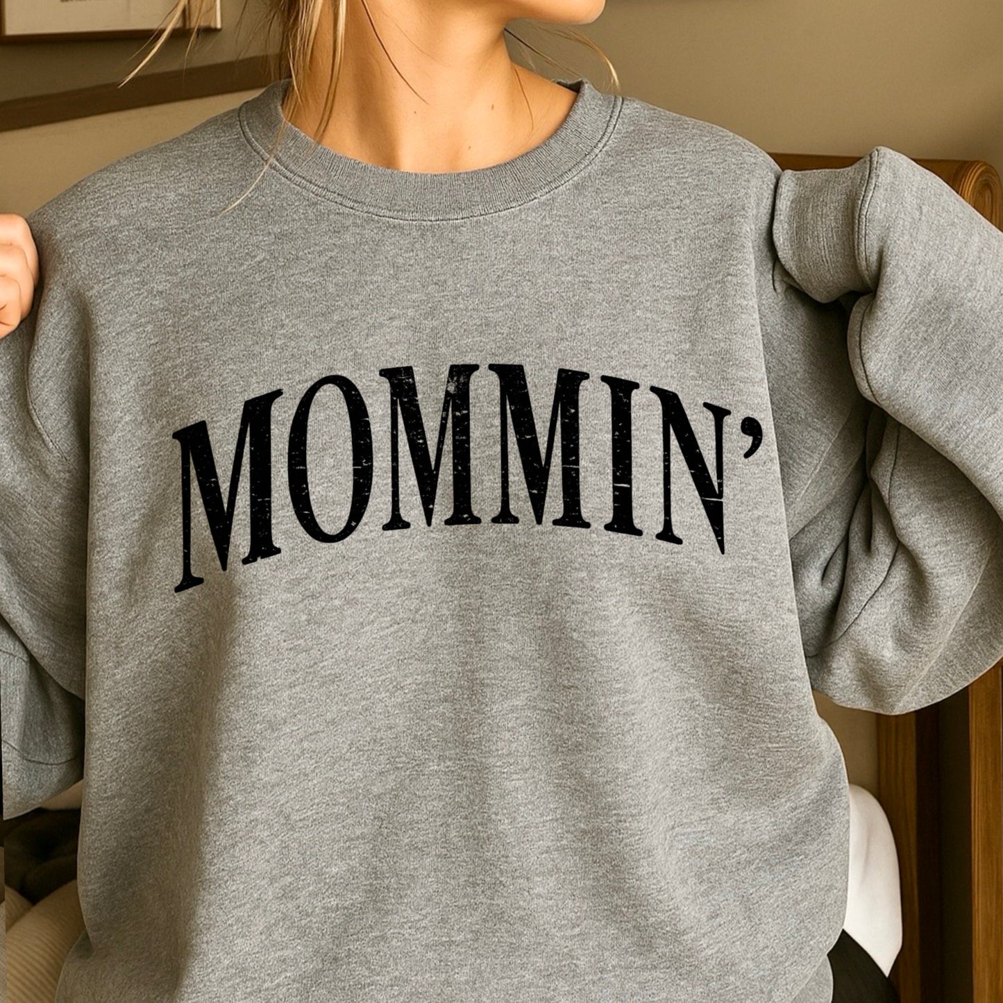 Mommin’ Crewneck Sweatshirt