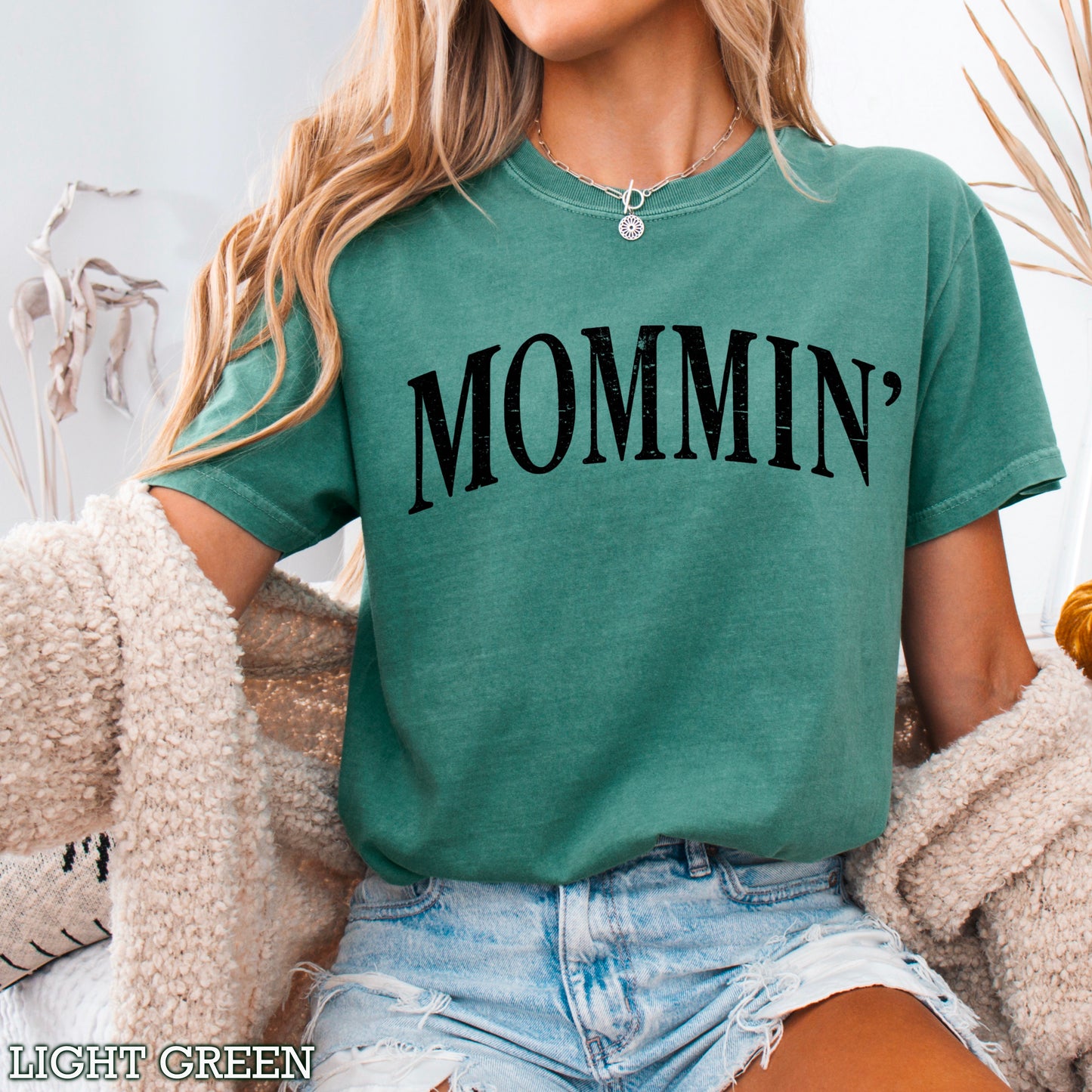 Mommin’ Comfort Color Graphic Tee