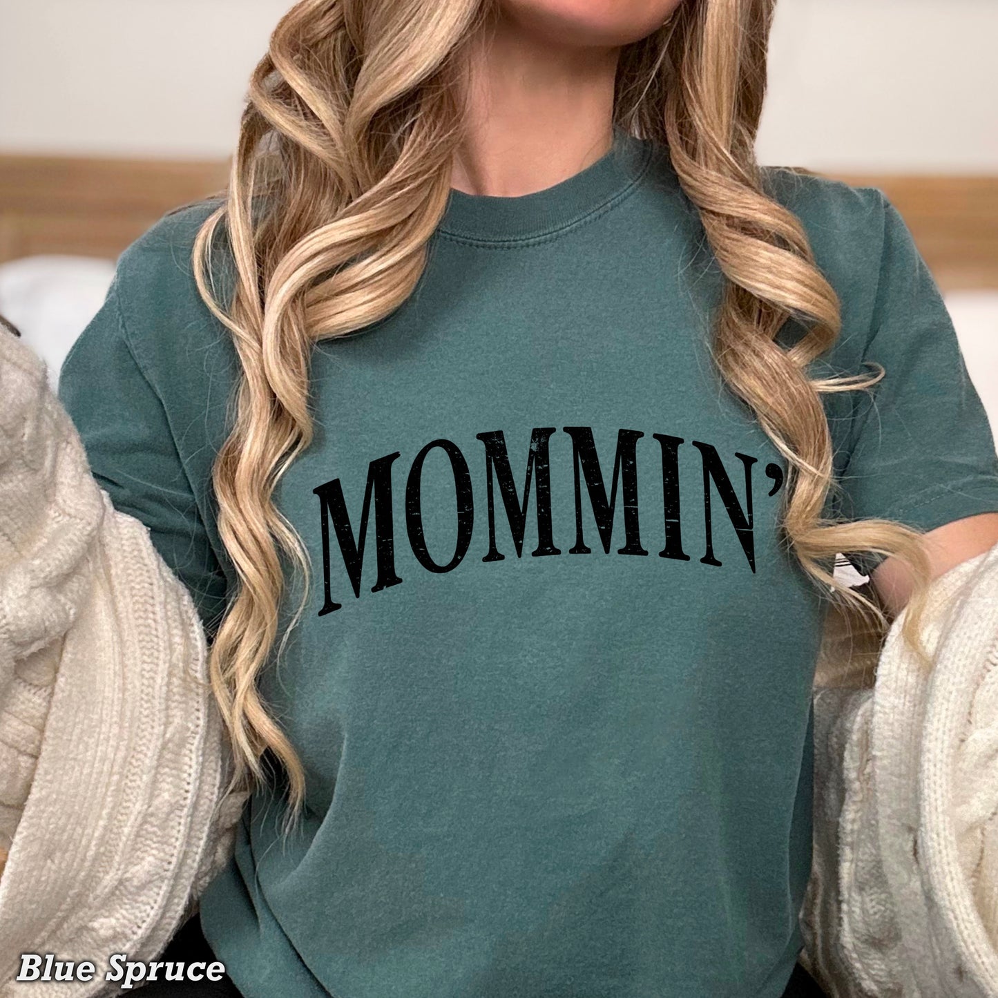 Mommin’ Comfort Color Graphic Tee
