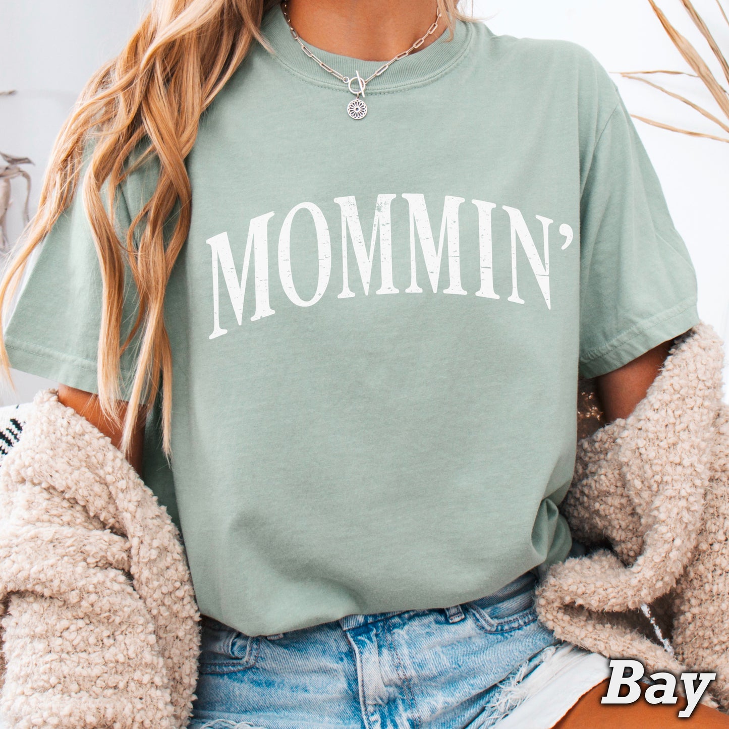 Mommin’ Comfort Color Graphic Tee