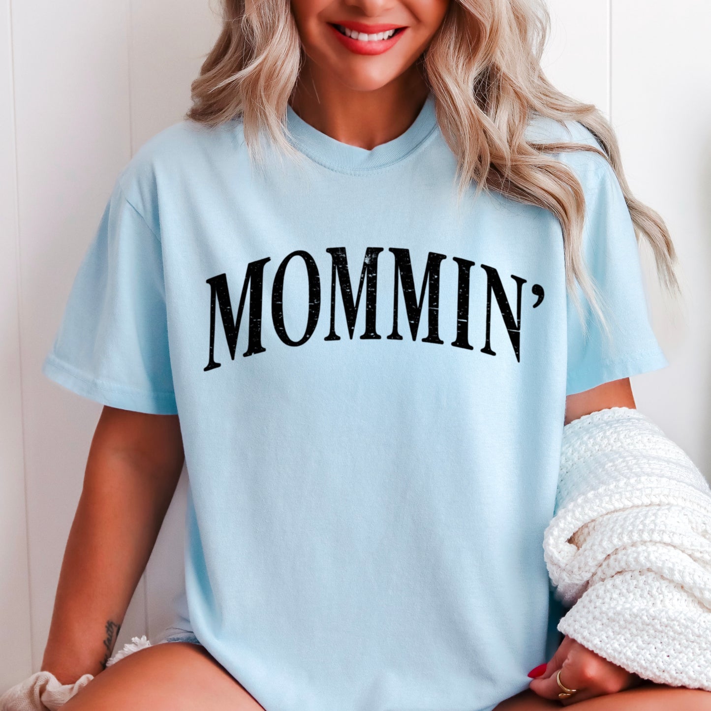 Mommin’ Comfort Color Graphic Tee