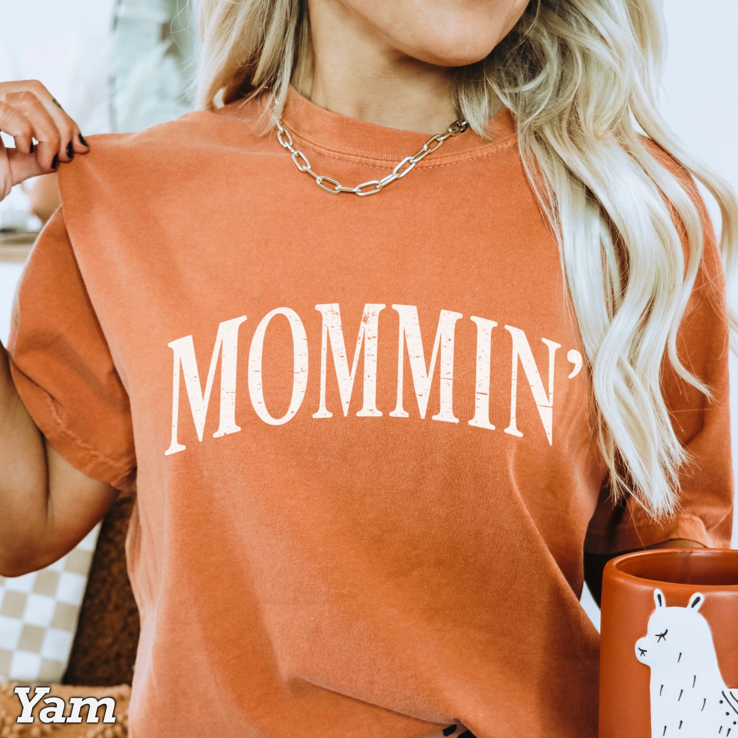 Mommin’ Comfort Color Graphic Tee