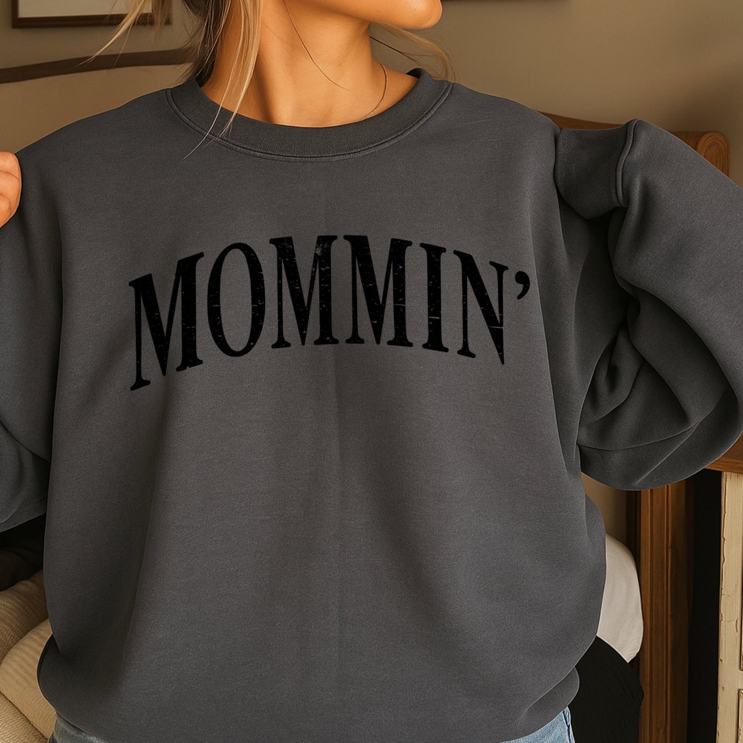 Mommin’ Crewneck Sweatshirt