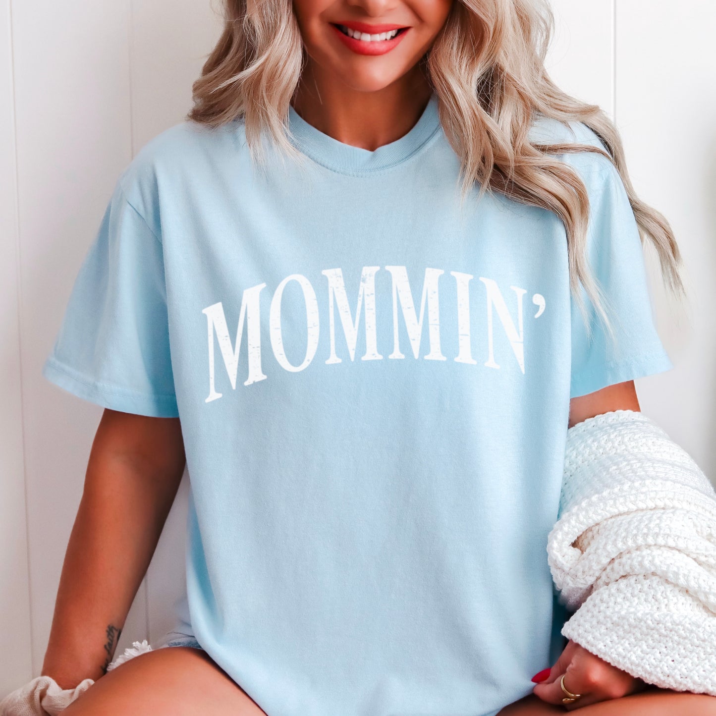 Mommin’ Comfort Color Graphic Tee