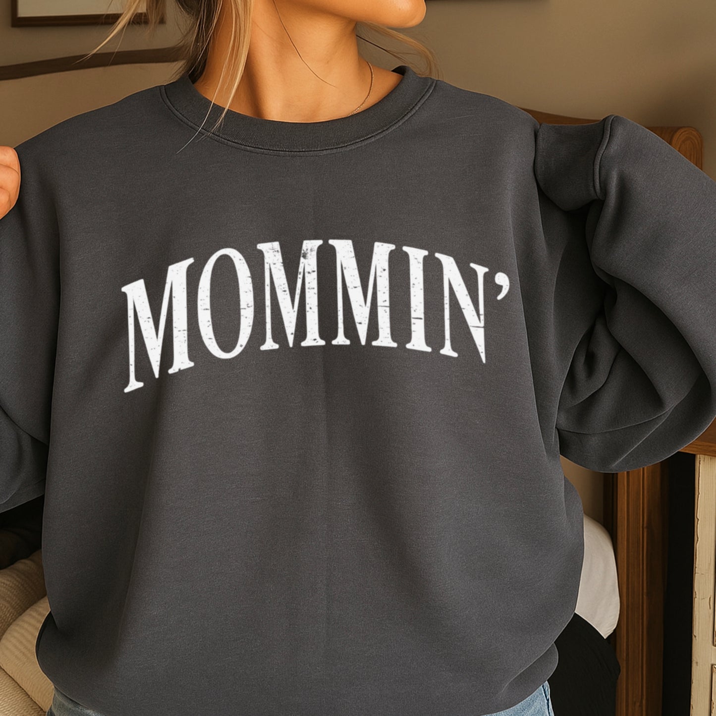 Mommin’ Crewneck Sweatshirt