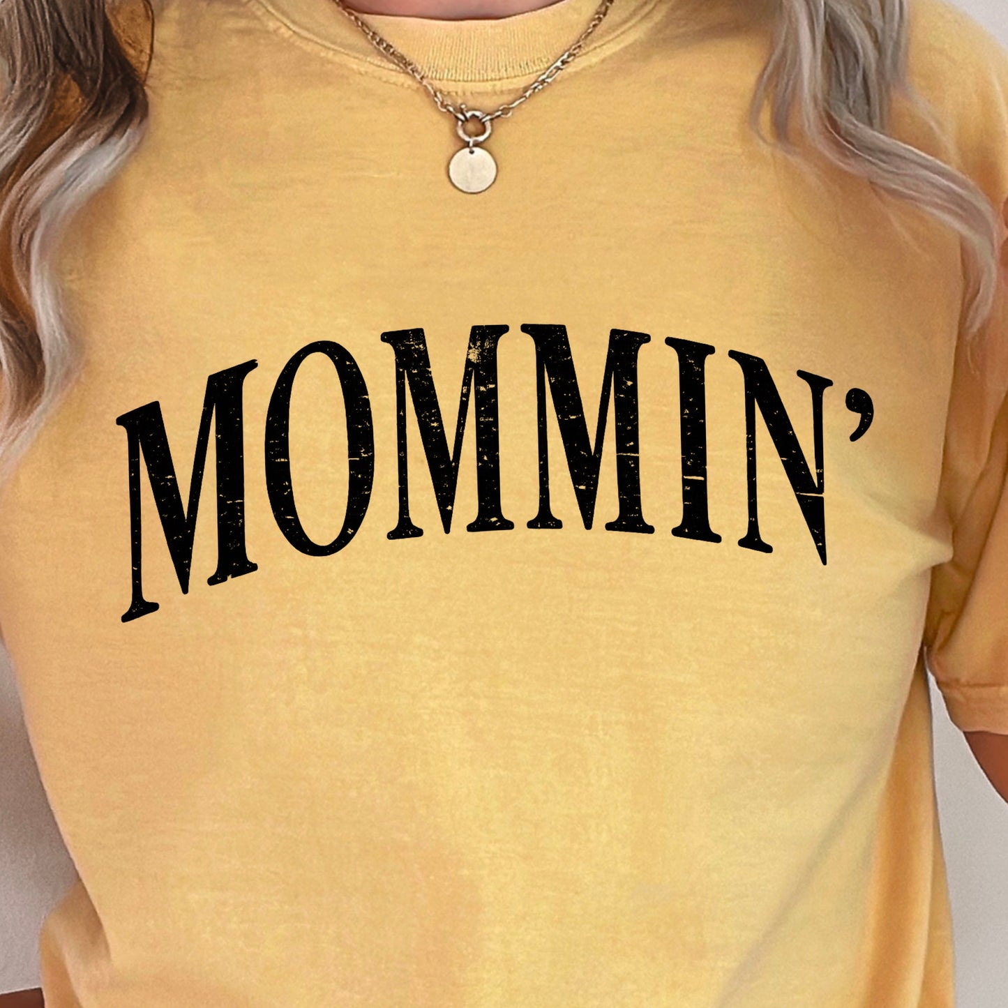 Mommin’ Comfort Color Graphic Tee
