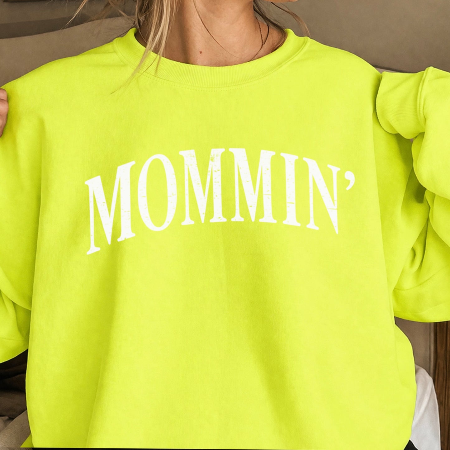 Mommin’ Crewneck Sweatshirt