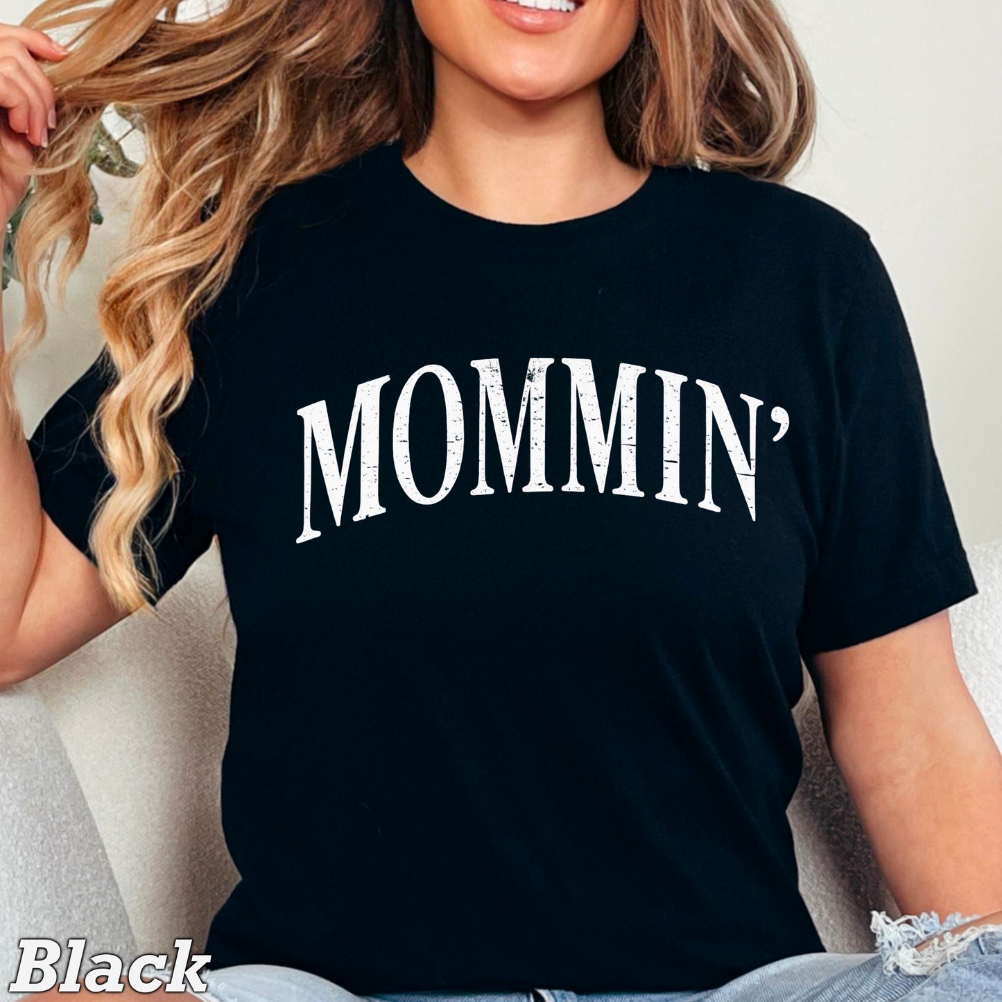 Mommin’ Comfort Color Graphic Tee