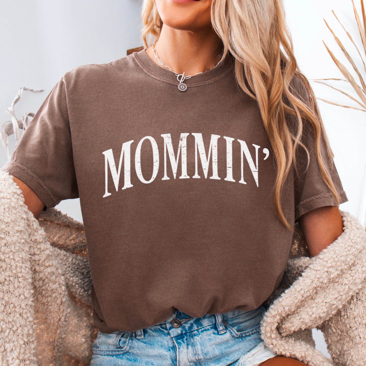 Mommin’ Comfort Color Graphic Tee