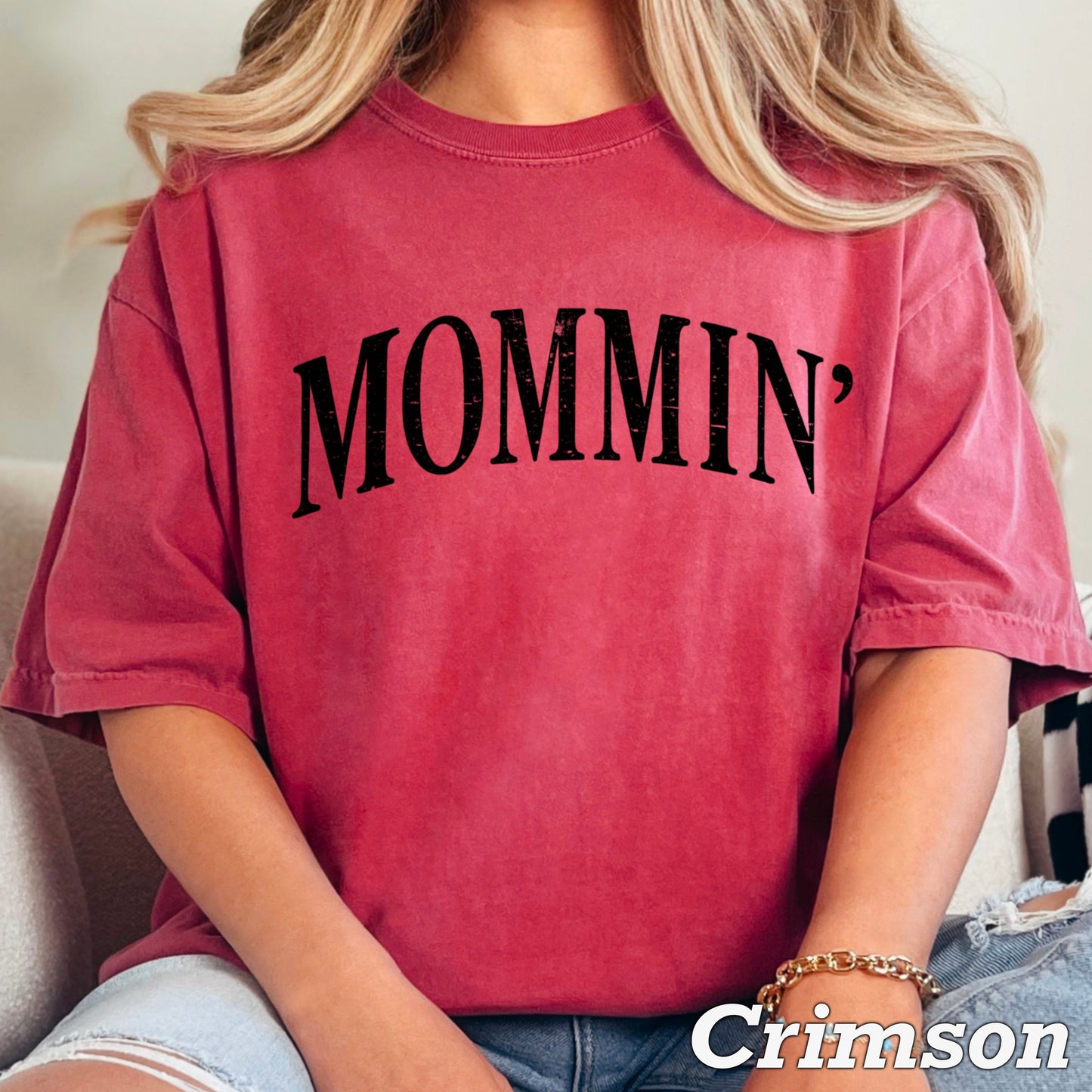 Mommin’ Comfort Color Graphic Tee