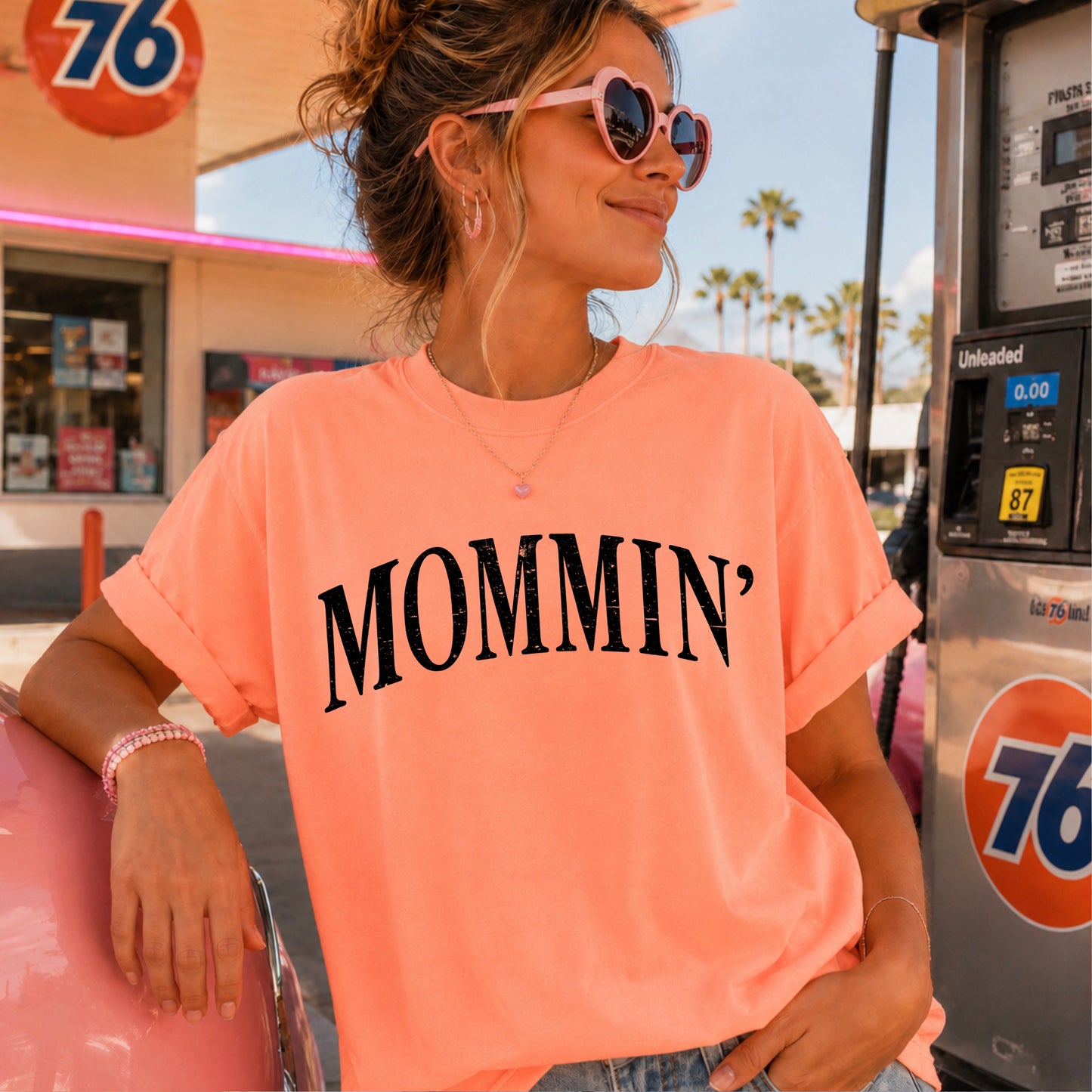 Mommin’ Comfort Color Graphic Tee