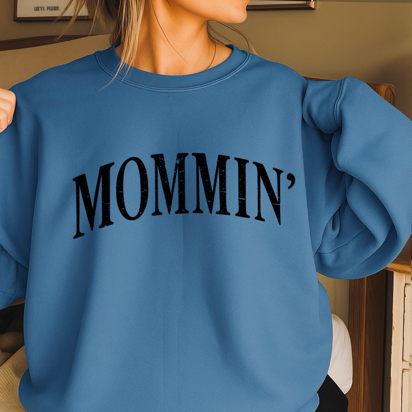 Mommin’ Crewneck Sweatshirt
