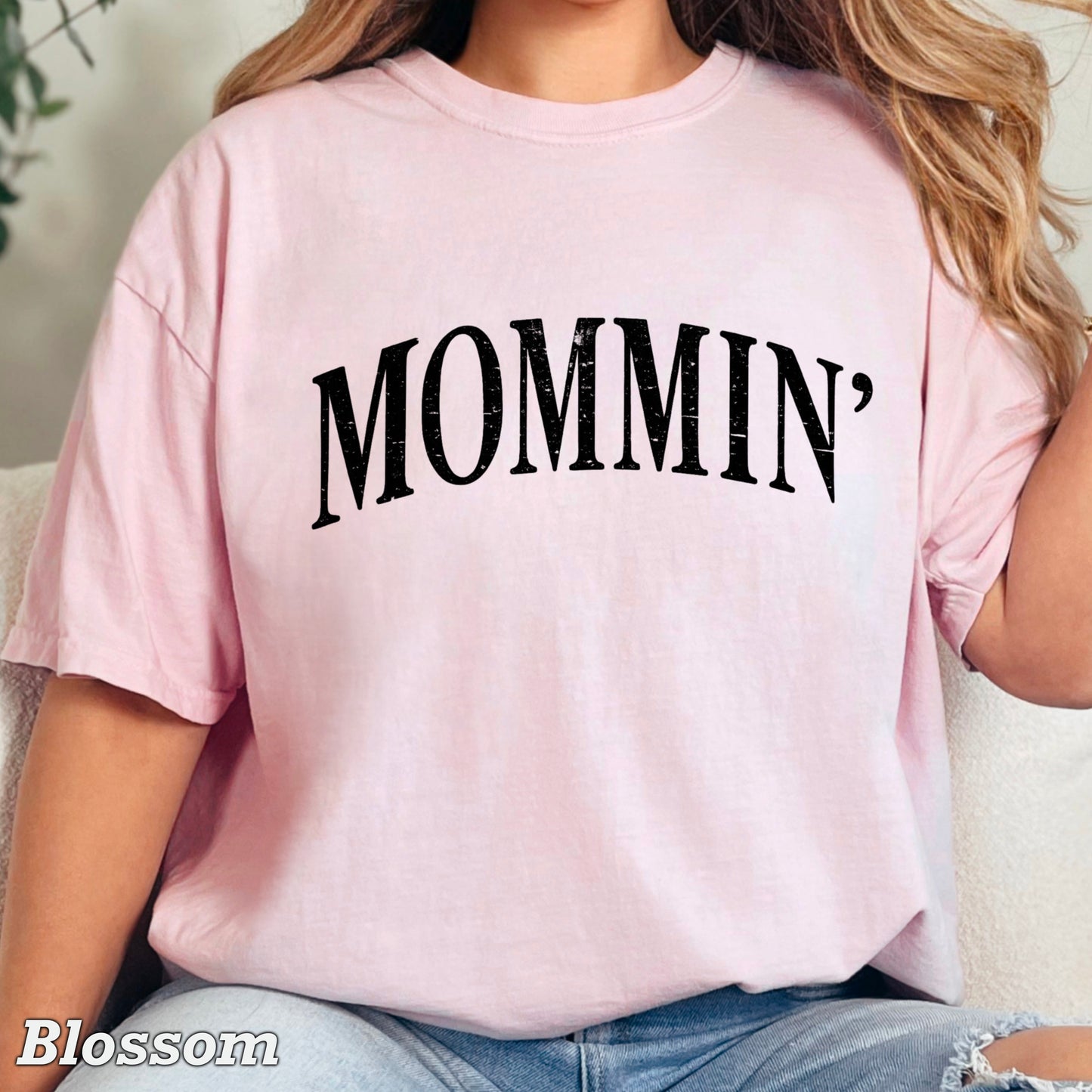 Mommin’ Comfort Color Graphic Tee