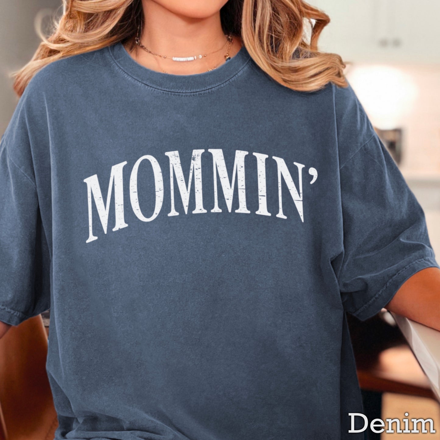 Mommin’ Comfort Color Graphic Tee