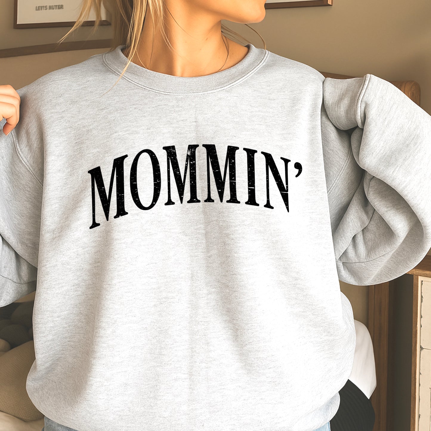 Mommin’ Crewneck Sweatshirt