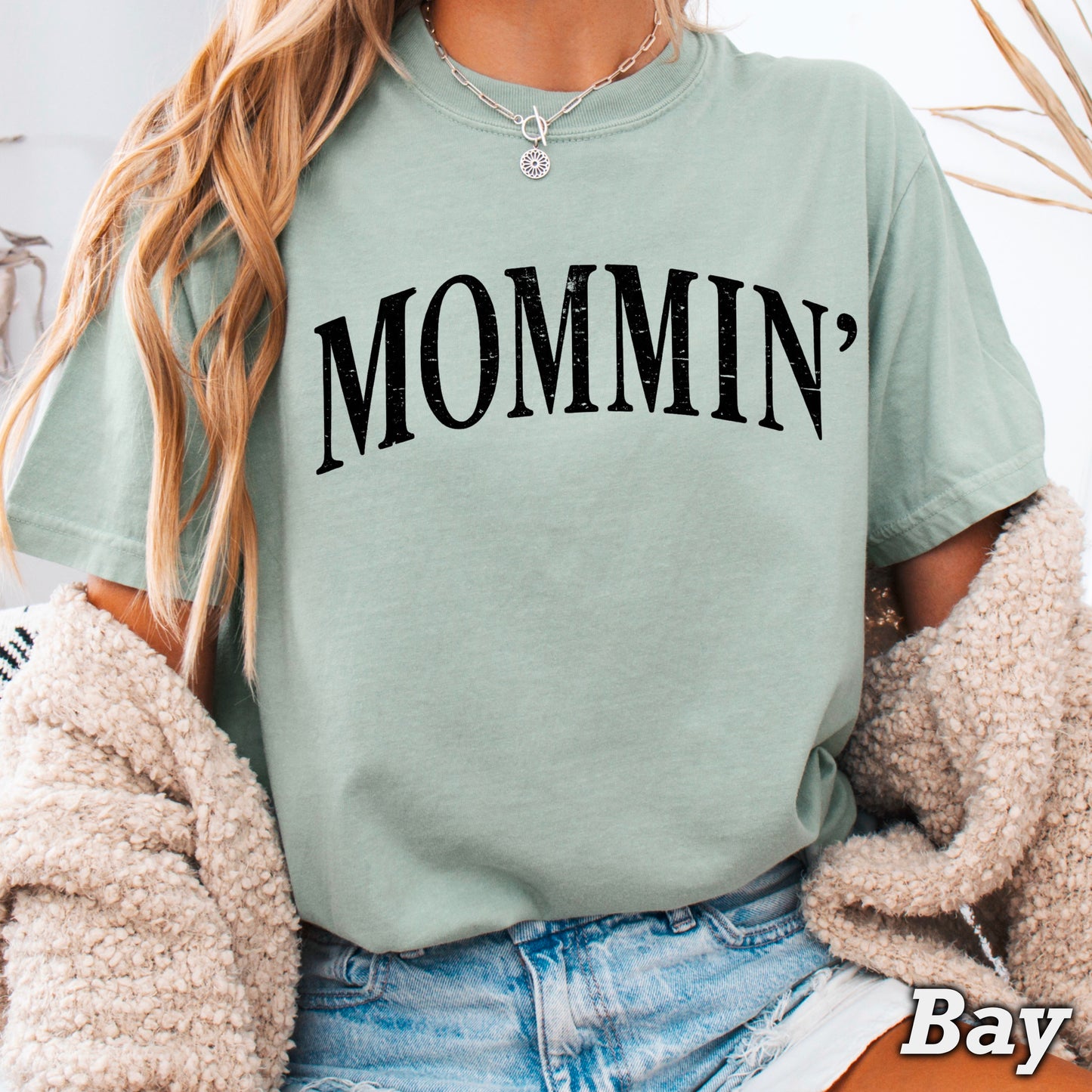 Mommin’ Comfort Color Graphic Tee