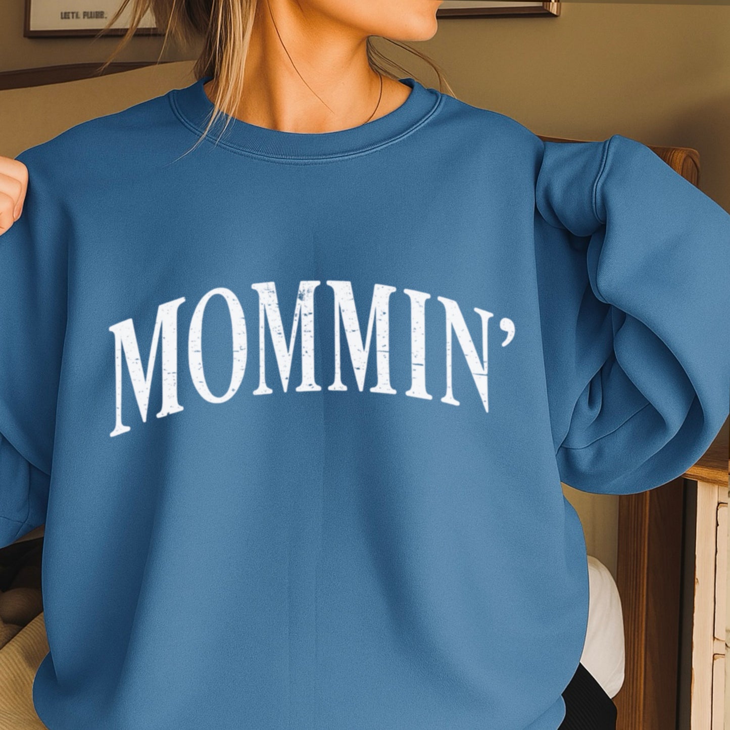 Mommin’ Crewneck Sweatshirt