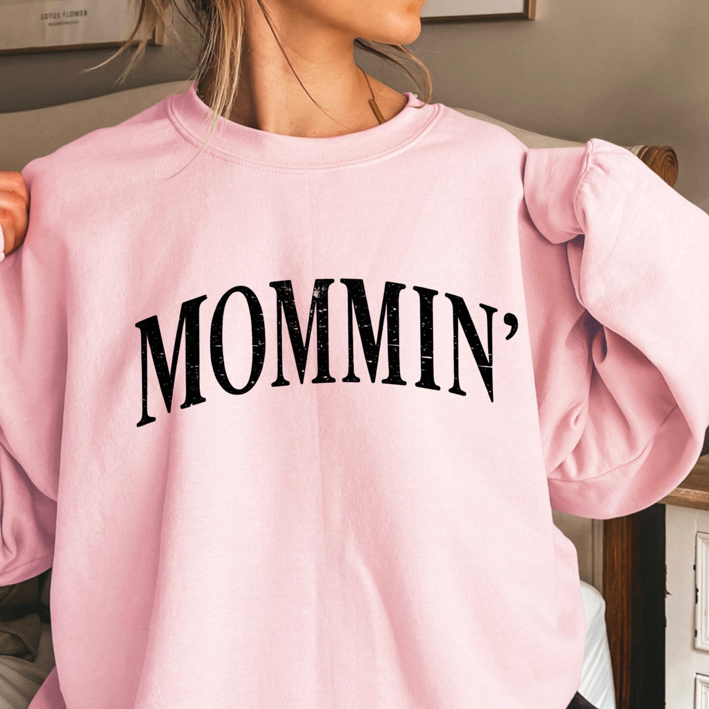 Mommin’ Crewneck Sweatshirt
