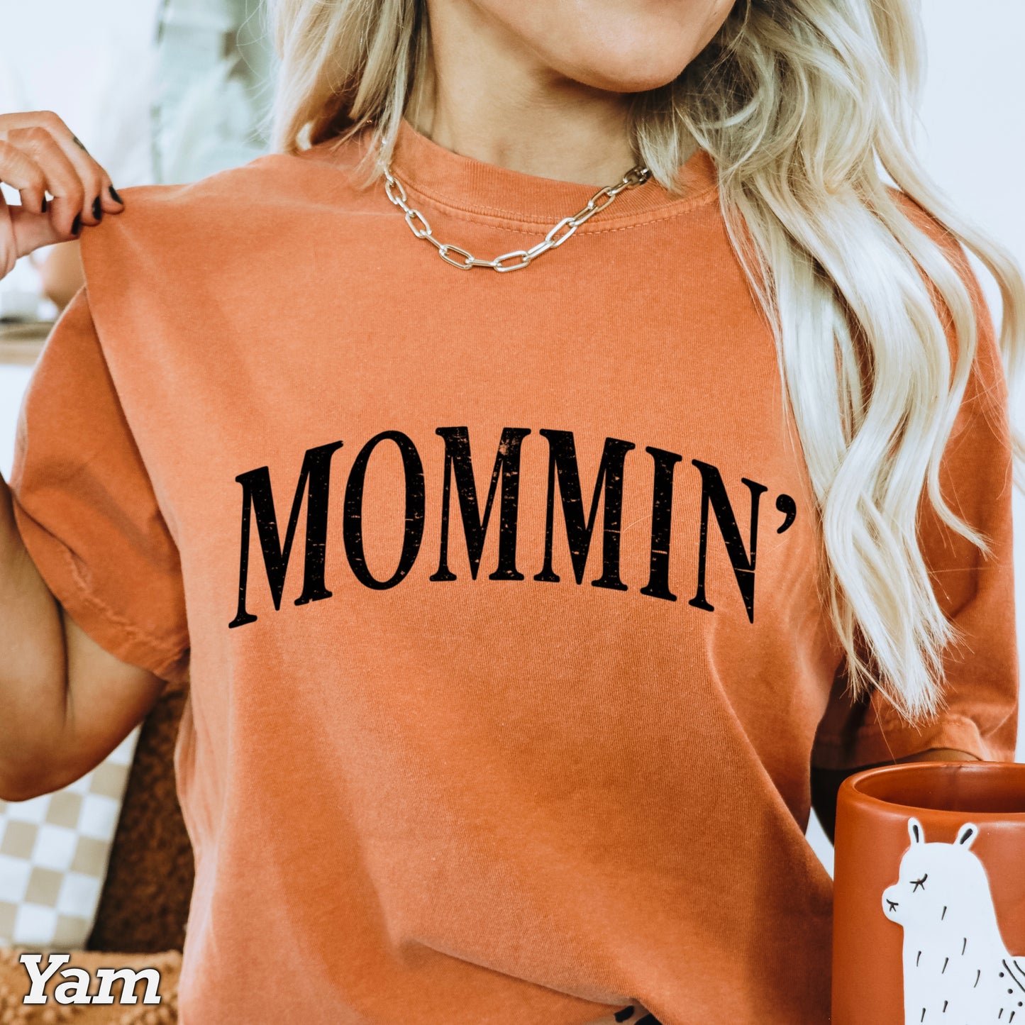 Mommin’ Comfort Color Graphic Tee