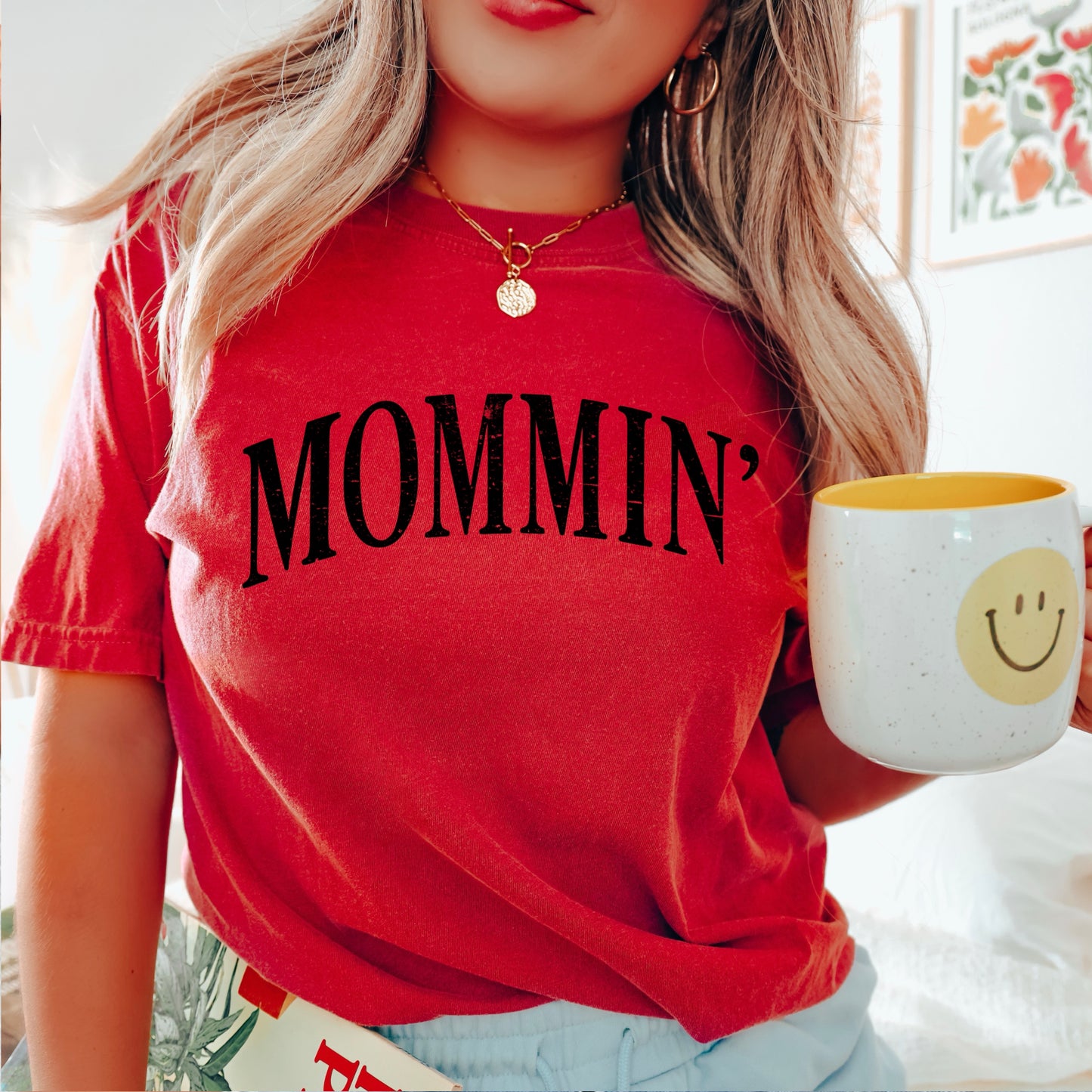 Mommin’ Comfort Color Graphic Tee