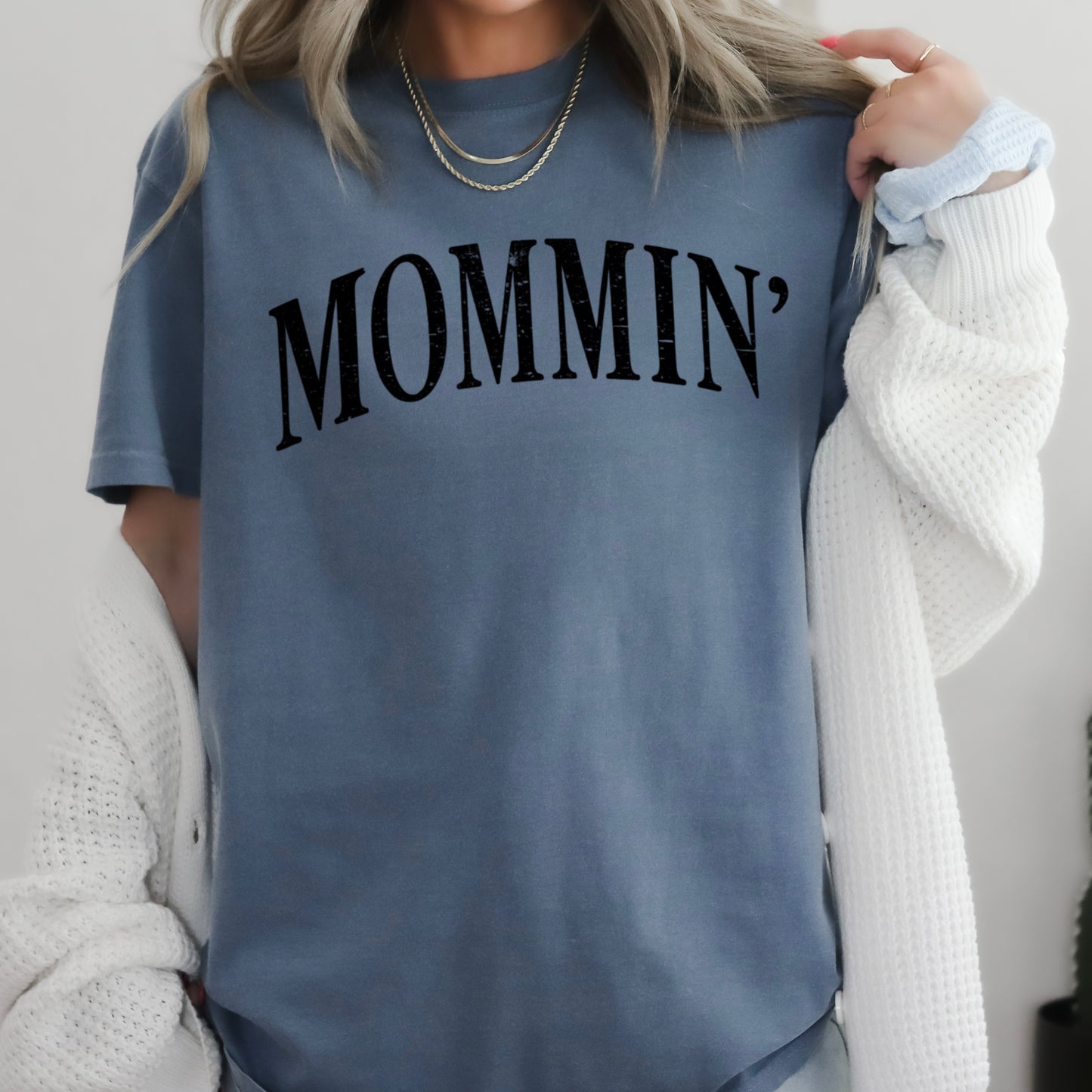 Mommin’ Comfort Color Graphic Tee