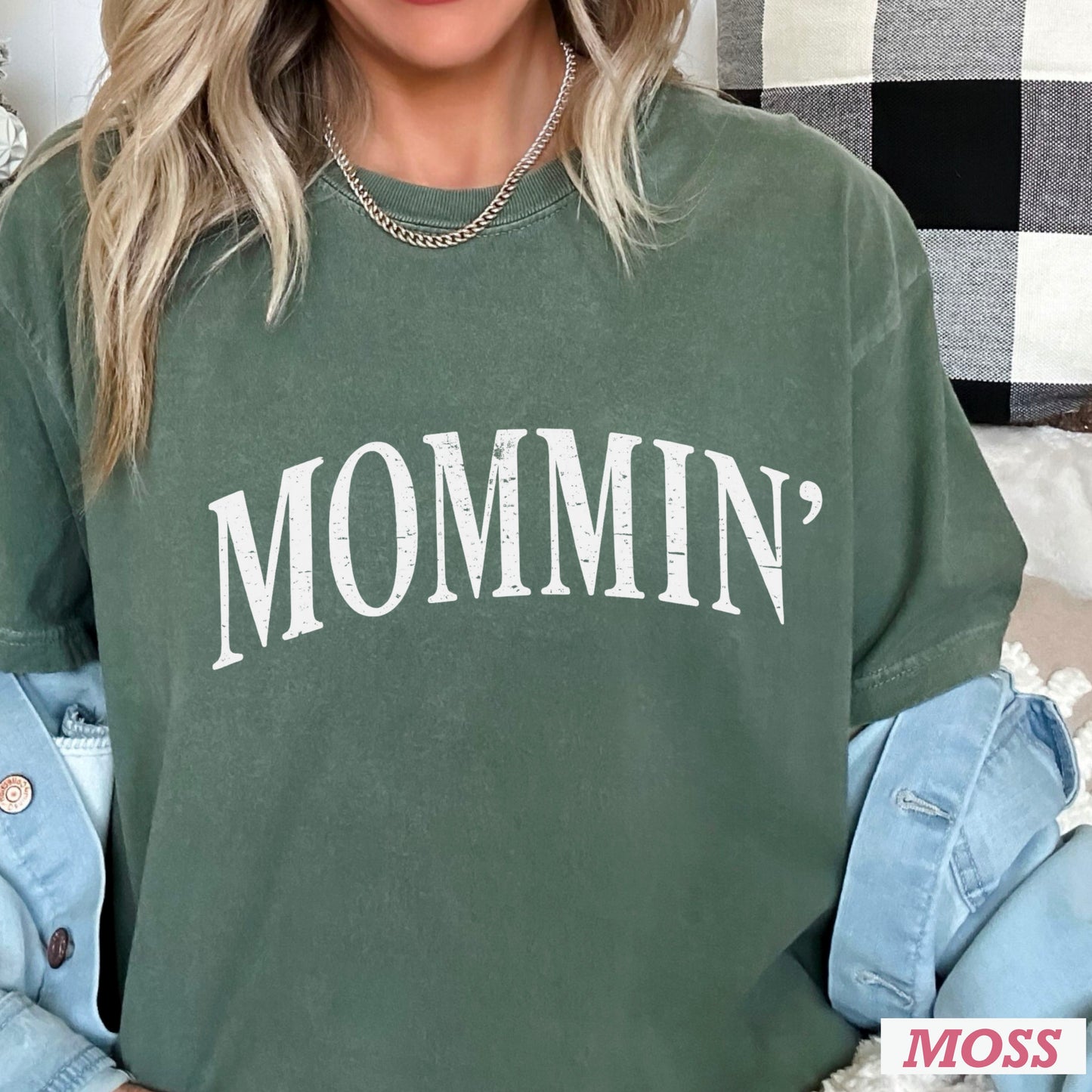 Mommin’ Comfort Color Graphic Tee