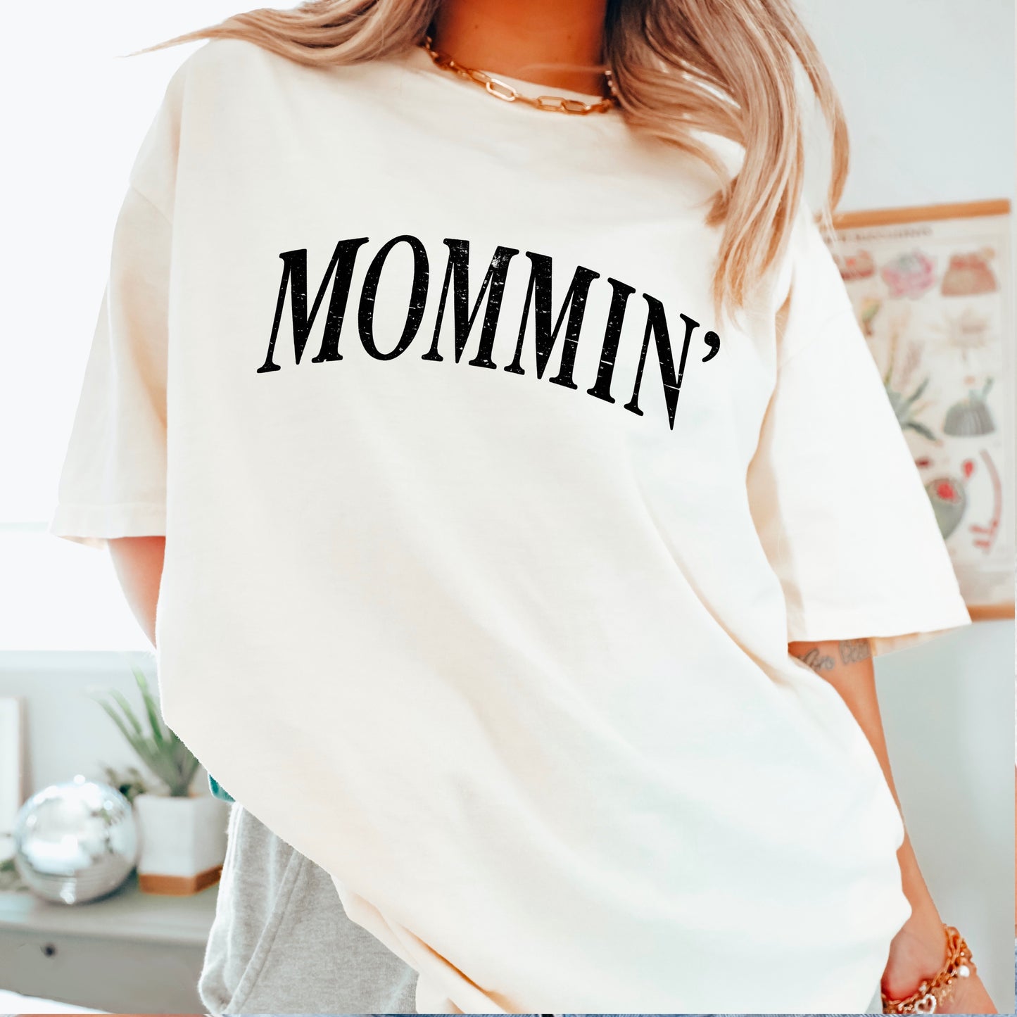 Mommin’ Comfort Color Graphic Tee