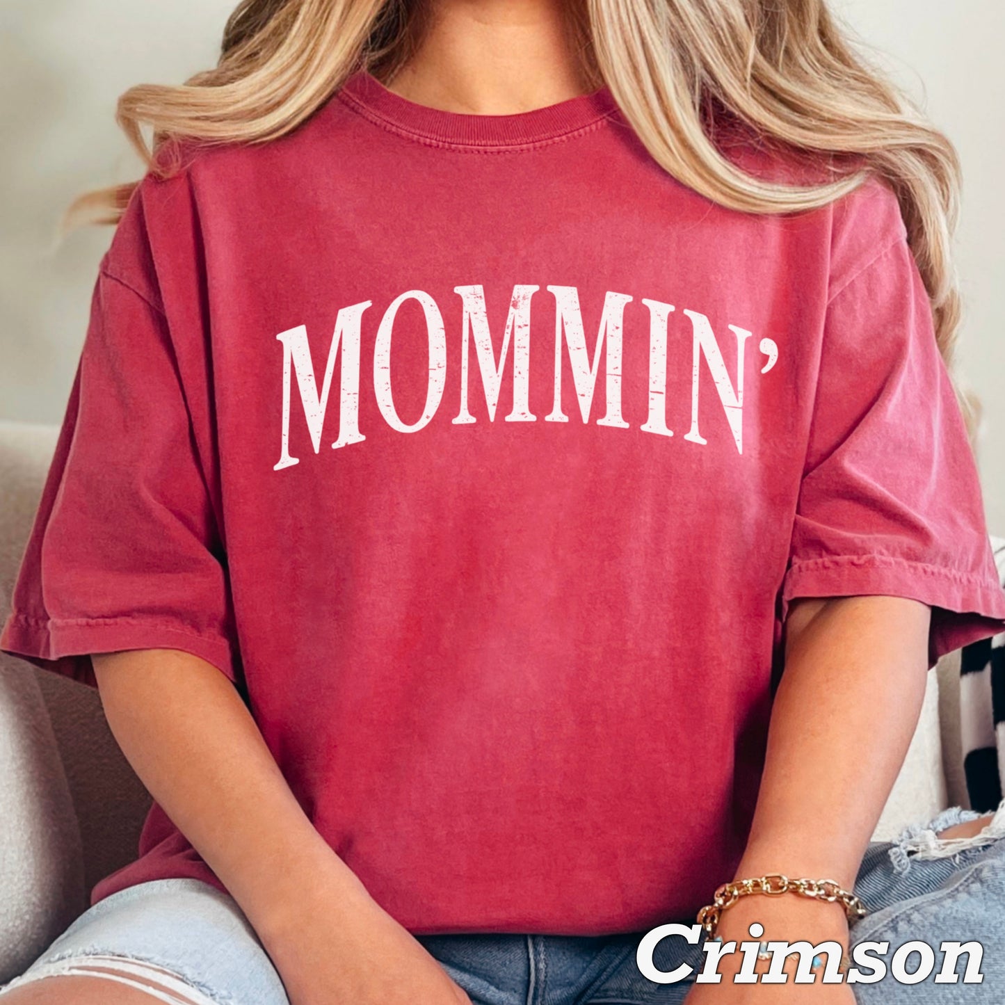 Mommin’ Comfort Color Graphic Tee