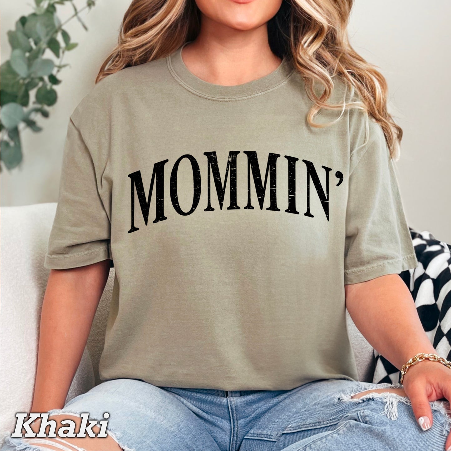 Mommin’ Comfort Color Graphic Tee