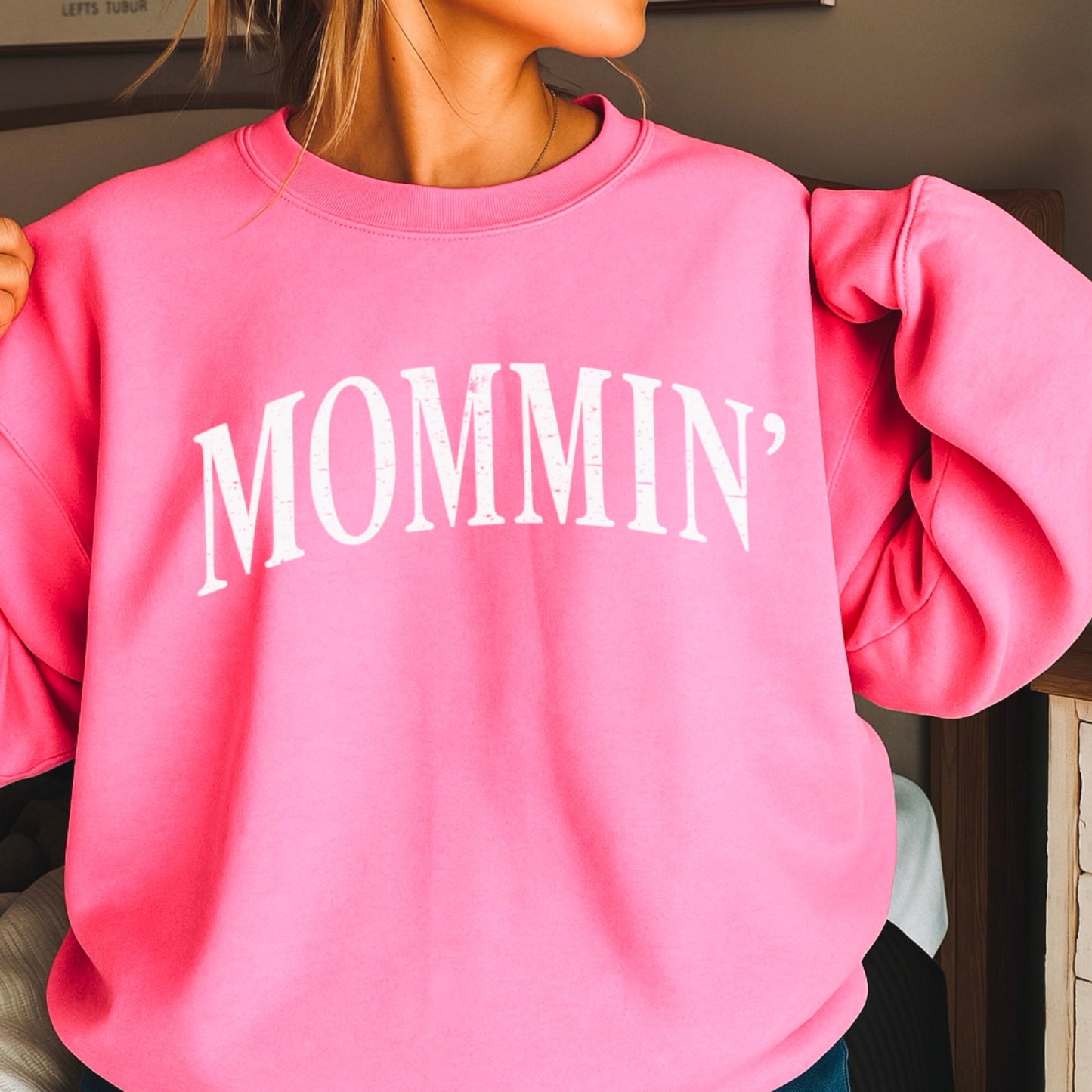 Mommin’ Crewneck Sweatshirt
